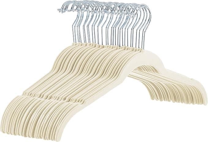 Amazon Basics Perchas de Terciopelo para Camisas y Vestidos, 30 Piezas