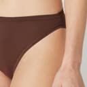 Thumbnail 5 de Amazon Essentials Women's Peached Microfibre High Waisted High Leg Knicker, Pack of 6 👙