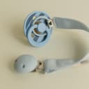 Thumbnail 4 de BIBS Pacifier Clip Ribbon Dusty Blue 🎧