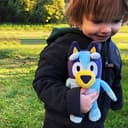 Thumbnail 1 de Famosa BLY06100 Bluey peluche 20 cm para 3+ años 🧸
