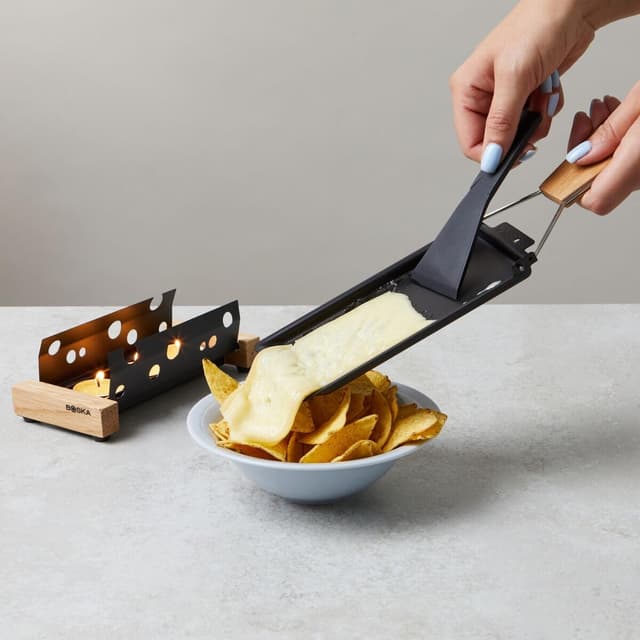Detalle 2 de BOSKA Raclette 2 Personen Oslo – Mini-Raclette mit Teelichtern, Holzcharakter und Antihaftbeschichtung