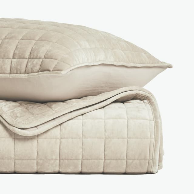 Detalle de RECYCO Luxury Velvet Quilt Set (California King) Oversized Bedspread with 2 Shams, Beige