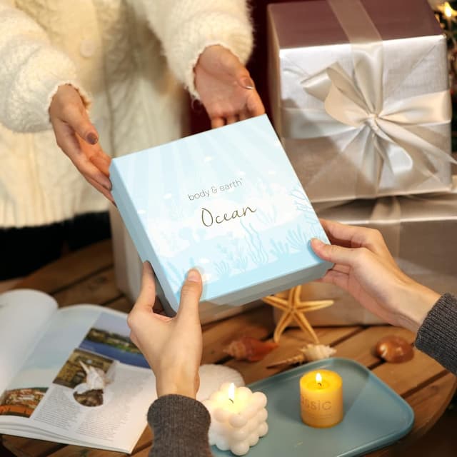 Thumbnail 6 de BODY & EARTH Geschenkbox für Frauen „Ocean Scent“ (5-teilig) mit Duftkerze, Körperbutter, Handcreme & mehr