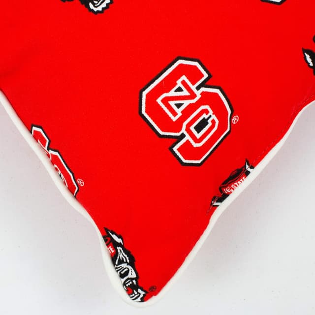 Detalle de College Covers NC State Wolfpack Outdoor Decorative Throw Pillow (16" x 16")
