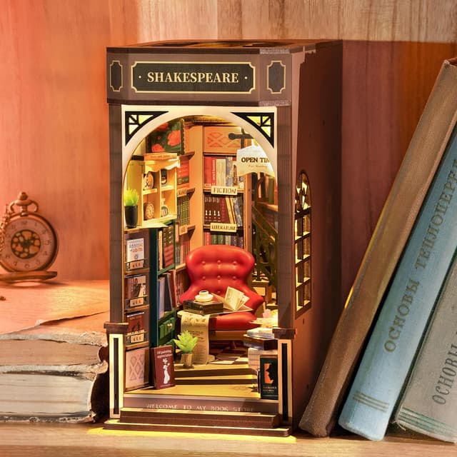 Detalle de Rolife Book Store Kit Book Nook (TGB07) – diorama da scrivania in legno con luce LED e interruttore tattile