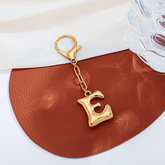 Detalle de LILIE&WHITE Gold Letter “E” Keychain Keyring for Women – stylish bag charm, gift accessory