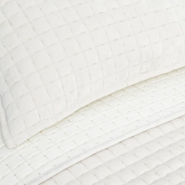 Detalle 2 de Basics El Corte Inglés edredón reversible con textura tipo terciopelo y funda de cojín