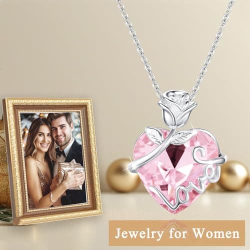 Detalle de llyish Collar mujer plata con corazón y rosa eterna en caja de regalo