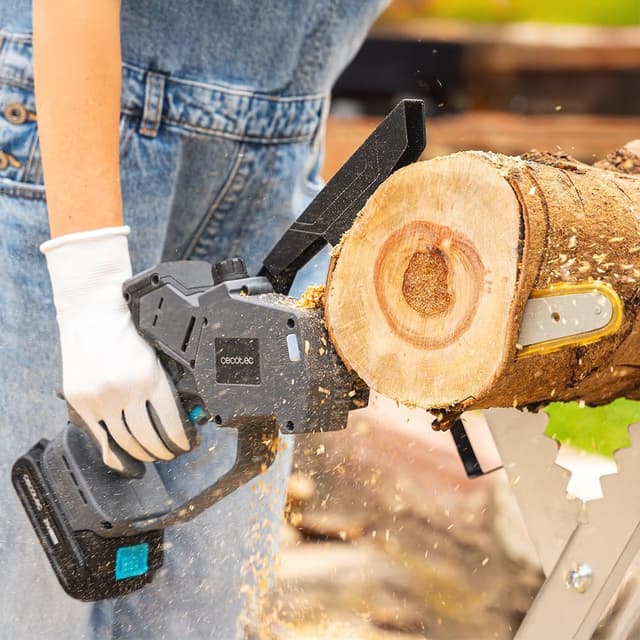 Detalle de Cecotec Motosega elettrica a batteria 8" 21V MontanaForce 8000 Hand con 2 batterie Nexus