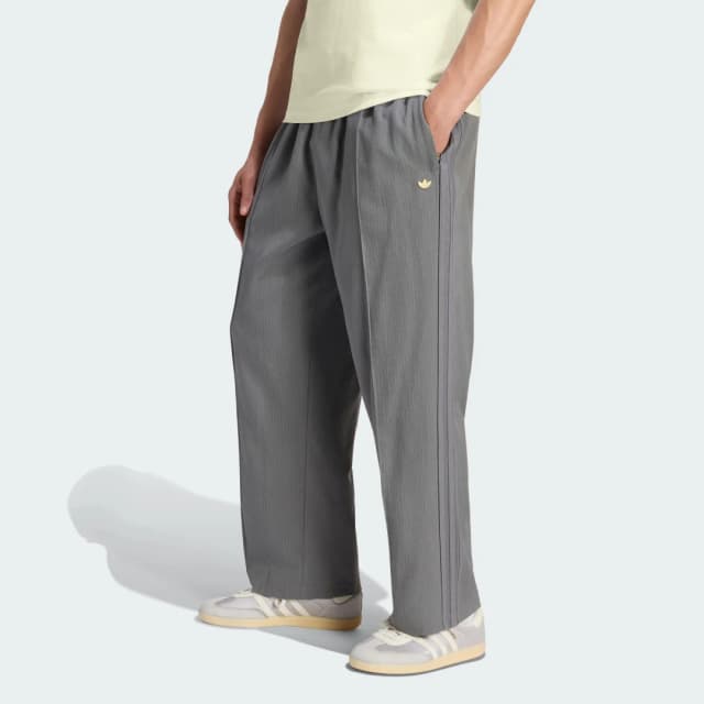 Detalle de adidas PANTALÓN HOLGADO FIREBIRD PINSTRIPES gris: comodidad con caída suelta