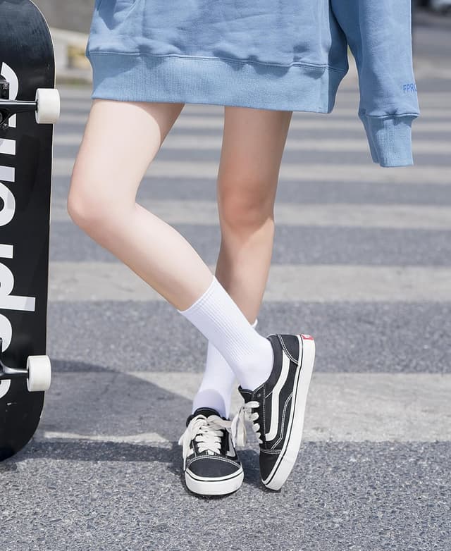 Detalle de Irisbear Women’s Crew Socks (5-Pair Pack) — Lightweight Thin Cotton for Gym, Running & Everyday