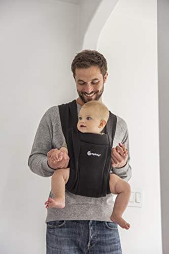 Detalle 2 de Ergobaby Embrace - Mochila Portabebé Negra 🖤