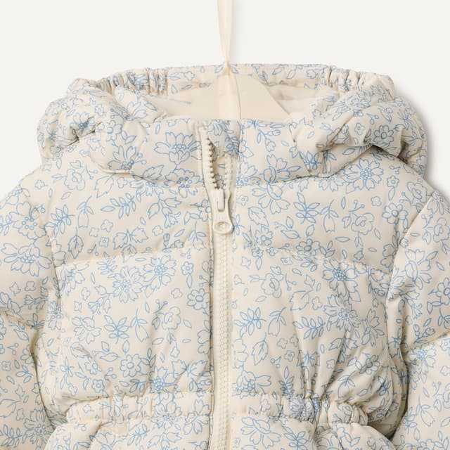 Detalle de Amazon Essentials Girl’s Water-Resistant Hooded Puffer Jacket (Sofia Grainge collaboration)