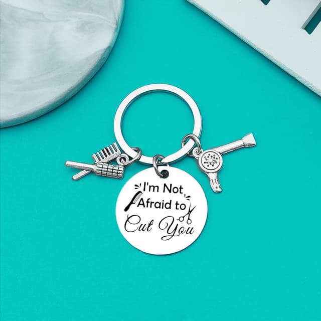 Detalle de Ximalun Hairdresser Keyring – engraved hair stylist gift with “I’m Not Afraid to Cut You”