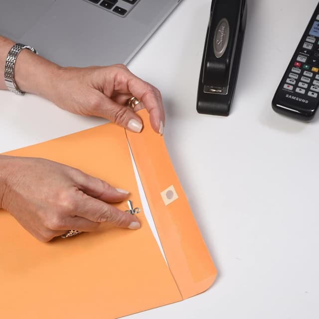 Detalle 2 de Quality Park 9 x 12 Clasp Envelopes 100