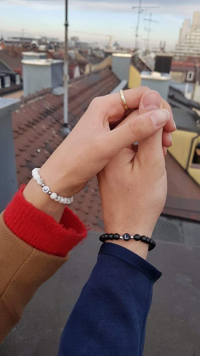 Detalle de BERGERLIN Buchstaben-Armband in Weiß mit Naturstein-Perlen (Partnerarmband) inkl. Echtheitszertifikat