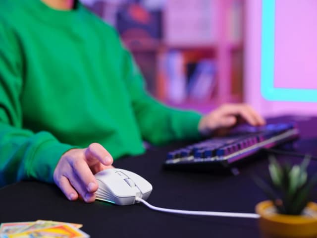 Detalle de Trust GXT 924W Ybar+ Pro Gaming-Maus (weiß) – kabelgebunden, bis 25.600 DPI und 16,8 Mio. RGB-Farben