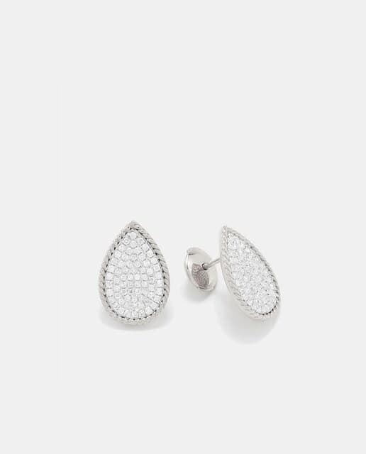 Detalle de Yvonne Léon – Pendientes de oro y diamantes