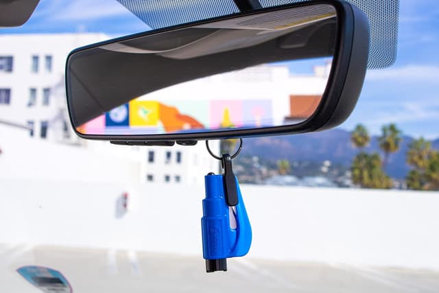 Detalle de Lot de 12 porte-clés sécurité voiture resqme : brise-vitre et coupe-ceinture (marteau d’urgence) jaune néon