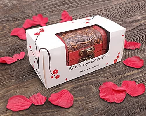 Detalle 2 de AMOR CON PALABRAS Pulseras La Leyenda del Hilo Rojo del Destino con cofre, amuleto Omamori y símbolo de amor