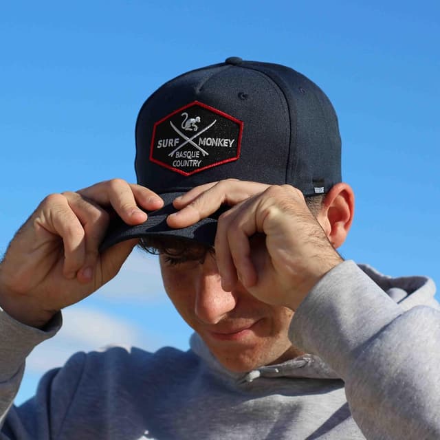 Detalle de Surf Monkey berretto da baseball regolabile riciclato con visiera curva