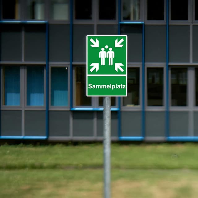 Detalle 2 de STROBO XXL Sammelplatz Hinweisschild (40 x 30 cm) aus 5 mm Hartschaumplatte mit UV-Schutz