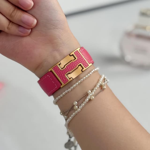 Thumbnail 6 de Genuine Leather Designer Replacement Strap with Magnetic H Buckle for Apple Watch (49mm–38mm)