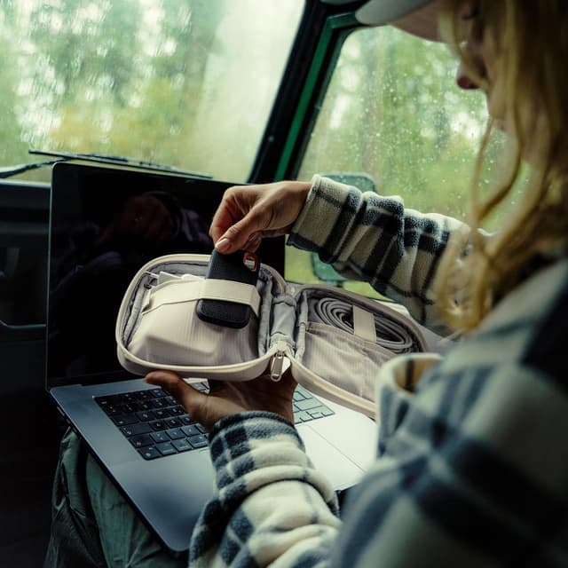 Detalle de Johnny Urban Borsa Organizer per Cavi Ted beige, tech case elegante in materiale riciclato