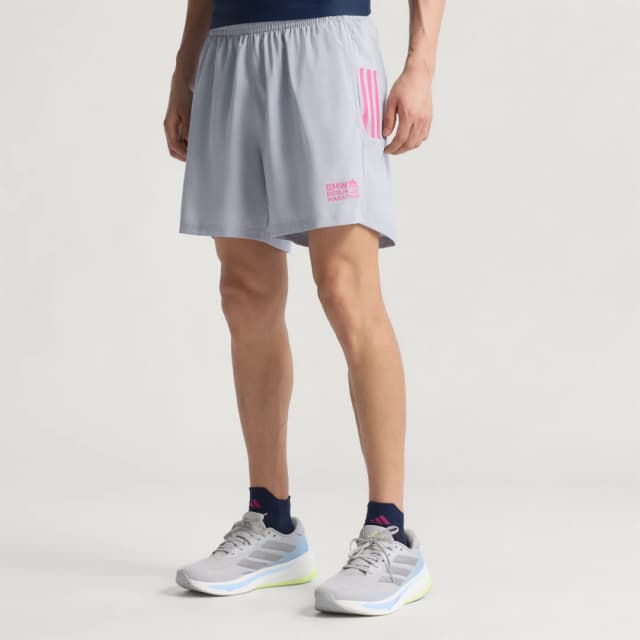 Detalle de Pantalón corto BMW Berlin-Marathon 2025 de Adidas (gris)