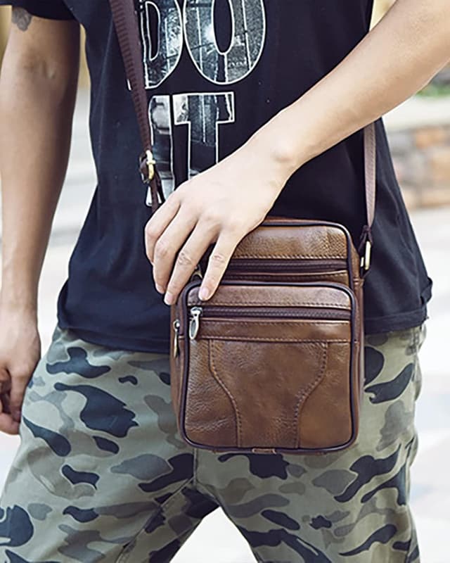 Detalle de Realmark men’s genuine leather cross body shoulder bag (small messenger satchel)