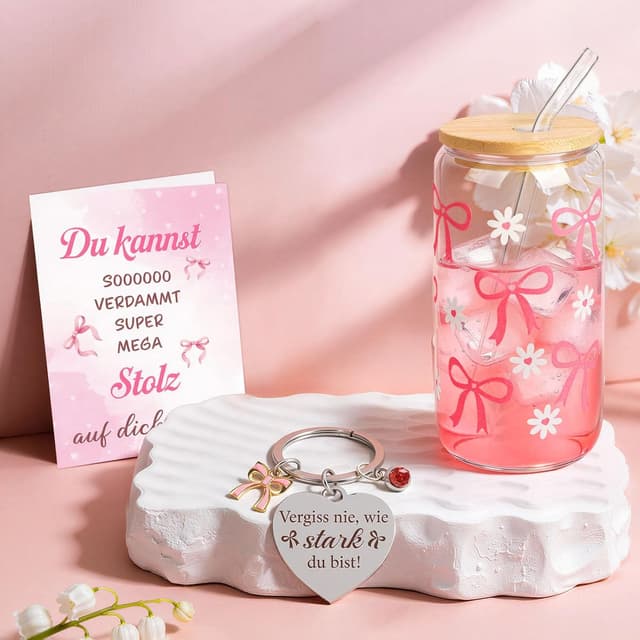 Detalle 2 de Giftota Geschenkset für Frauen – Glücksschwein Self Care Wellness Geschenkbox mit Schleifen-Glasbecher & Duftkerze