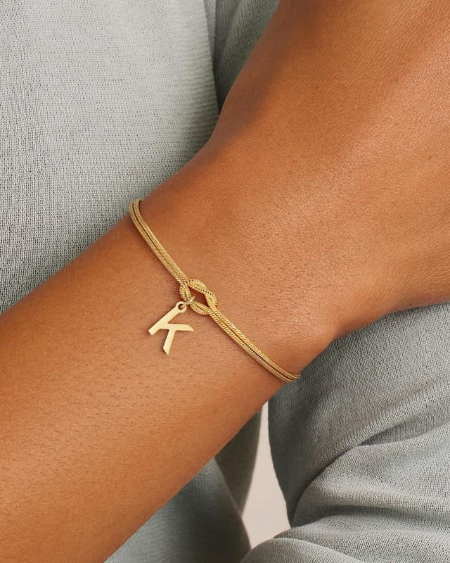 Detalle 2 de SLOONG Armband Damen „Buchstaben“ in Gold/Silber, 18K vergoldet – personalisierbar mit Initialen
