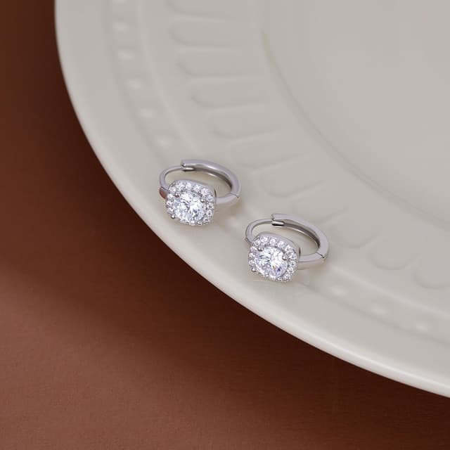 Detalle 2 de SLUYNZ 925 Sterling Silber Halo Creolen mit simulierten Diamanten (CZ) – quadratisches Huggie-Design