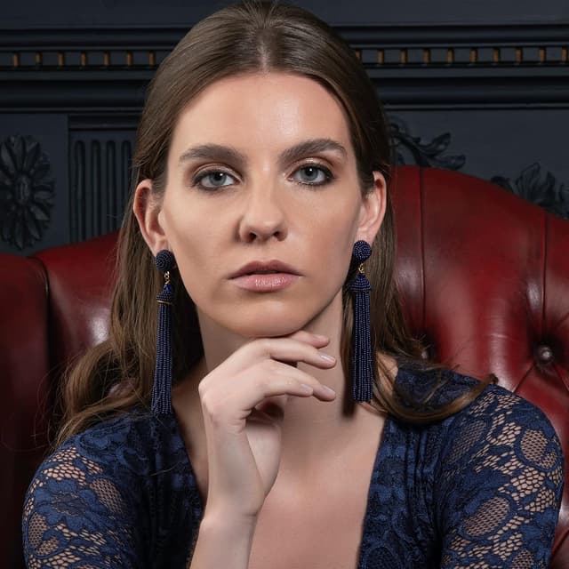 Detalle 2 de Zavana orecchini lunghi boho chic con nappine e perline viola-blu