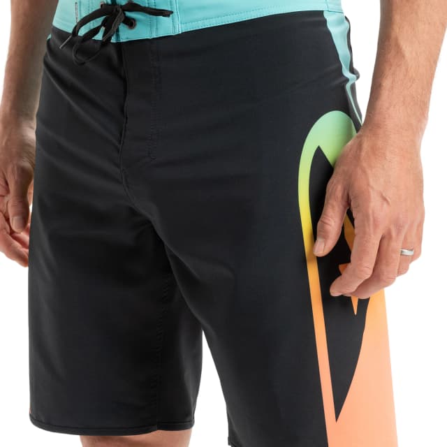 Detalle de Quiksilver Surfsilk Holmes 20' bañador hombre con cordón y tejido sostenible