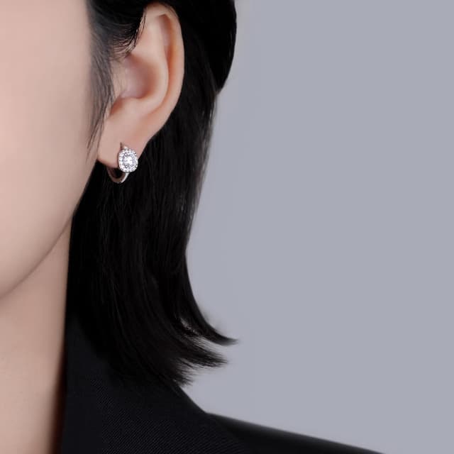 Detalle 2 de SLUYNZ 925 Sterling Silber Halo Creolen mit simulierten Diamanten (CZ) – quadratisches Huggie-Design