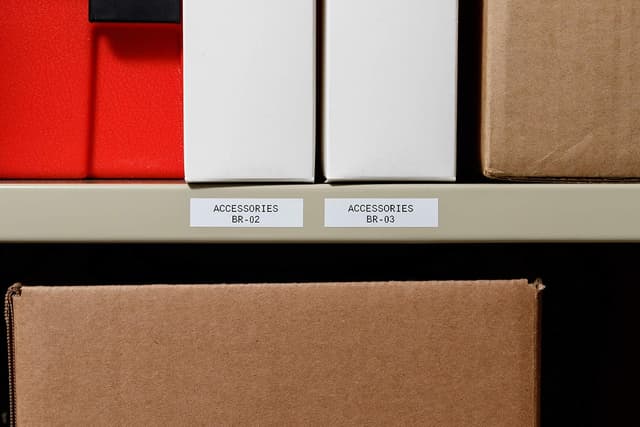 Detalle de Brady M21-500-595-WT Brady Vinyl Label Tape for Label Printer M211 & M210 – Black on White