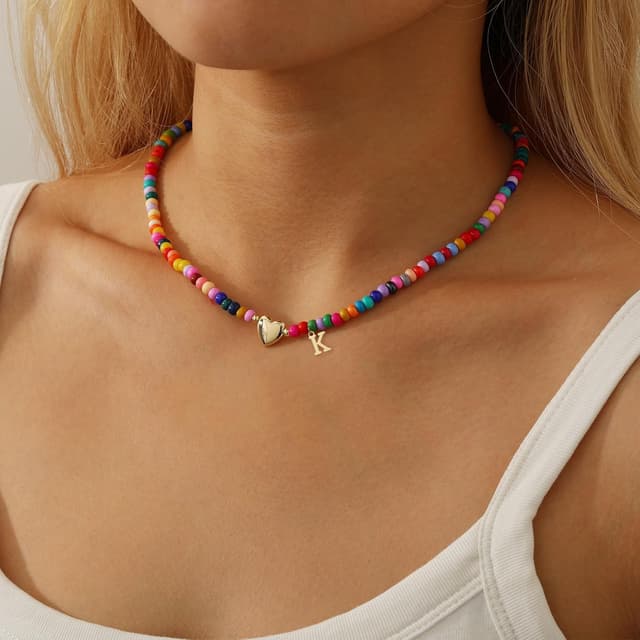 Detalle 2 de Miss Chipmunk Bunte Perlenkette mit Initialen für Mädchen & Frauen – Choker mit Charm, vergöldet, Boho/Y2K