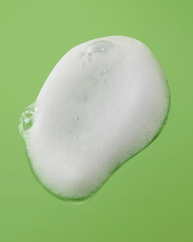 Detalle 2 de Rilastil Acnestil Reinigungsmousse mit sanfter Formel gegen zu Akne neigende Haut (150 ml)