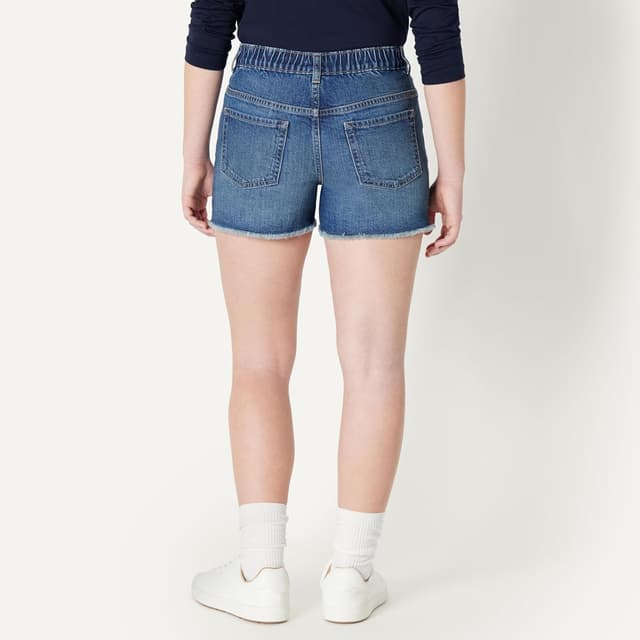 Detalle de Amazon Essentials Mädchen Jeans-Shorts mit mittlerer Dehnbarkeit, mittlerer Leibhöhe und Cut-off-Saum
