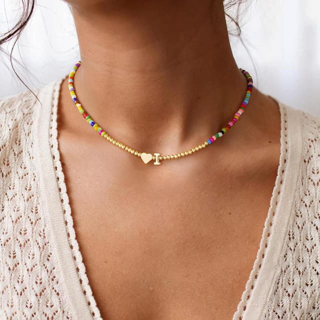 Detalle de TINGN bunte Perlenkette für Damen & Mädchen mit Herz- und Buchstabenanhänger – handgefertigt, vergoldet