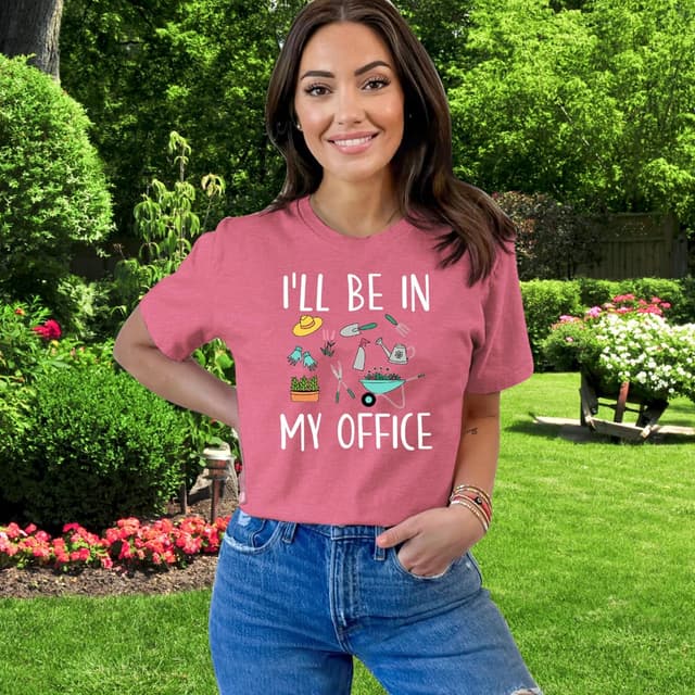 Detalle 2 de Qskall garden T-shirt for women with plant lover slogan “I’ll Be in My Office”