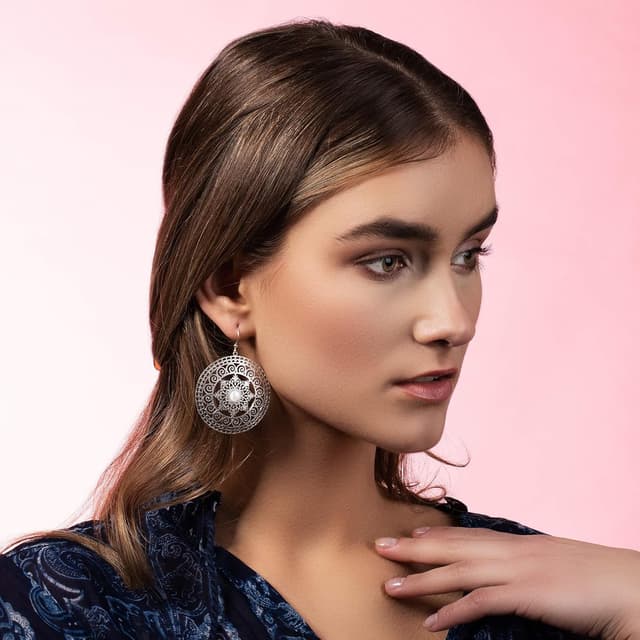 Detalle de Grandes boucles d’oreilles Mandala Namana : nacre, finition mate et disques au crochet