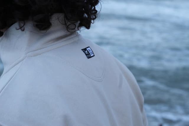 Detalle de Surf Monkey felpa uomo in cotone biologico 1/4 zip con mezza cerniera