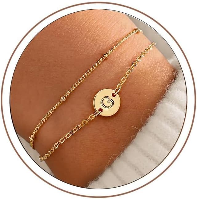 Detalle de TINGN bracciale in oro con iniziale personalizzata su dischi e catenina d’estensione