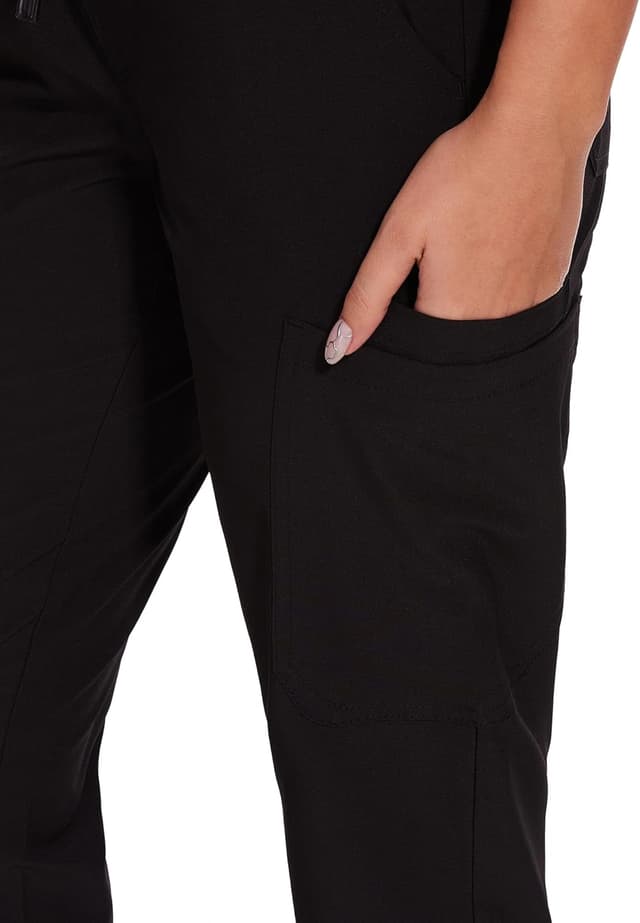 Detalle de COZYFIT Women’s V-Neck Scrubs Top & Cargo Pants Set with 10 Pockets