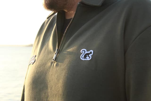 Detalle de Surf Monkey Sweat 1/4 zip en coton biologique et polyester recyclé – col type polo