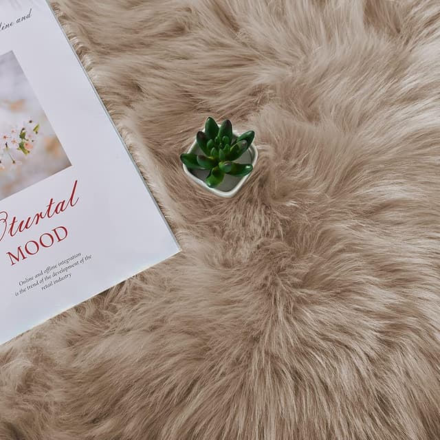 Detalle de Latepis Gray Faux Fur Throw Rug (3x4) for Bedroom & Bedside Comfort