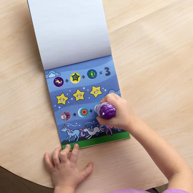 Thumbnail 6 de Melissa & Doug Sticker Wow 24-seitiger Aktivitätenblock mit Aufkleberstempeln (Glitzer-Einhorn) – 300 Sticker