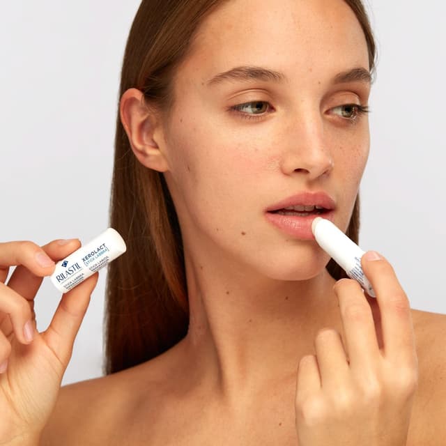 Detalle de Rilastil Xerolact Lippenpflegestift mit 5% Sheabutter – pflegend & schützend für trockene, rissige Lippen (4,8 ml)